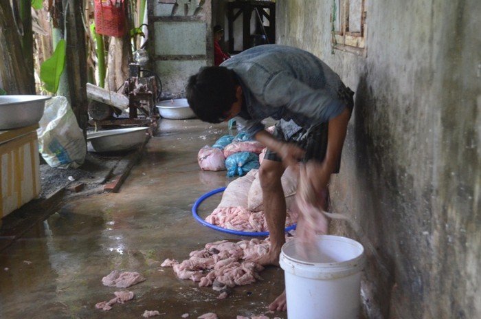 Một cơ sở chế biến thực phẩm bẩn ở Đà Nẵng bị lực lượng cảnh sát môi trường phát hiện, xử lý. Ảnh: AN