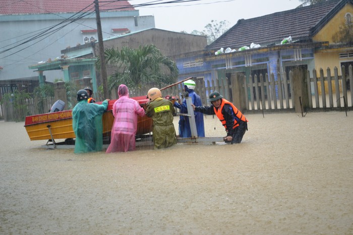 Đợt mưa lũ vừa qua cũng khiến nhiều địa phương của Đà Nẵng ngập chìm trong nước, nhiều trường học phải đóng cửa. Ảnh: An Nguyên
