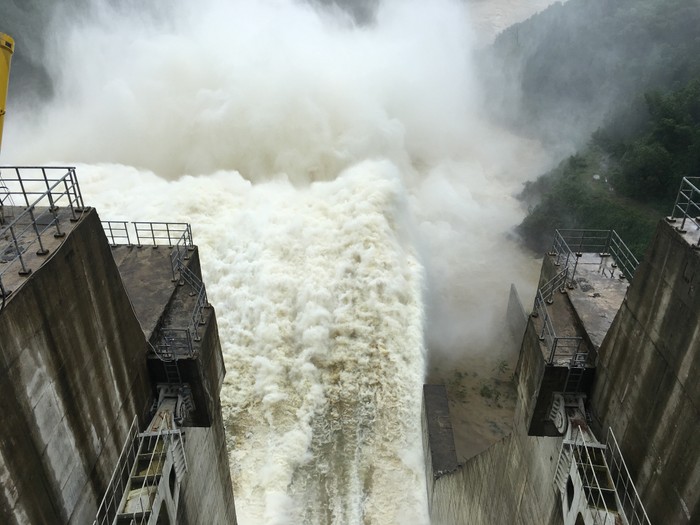 Thủy điện vùng thượng nguồn sông Vu Gia - Thu Bồn (Quảng Nam) xả lũ lưu lượng lớn khiến vùng hạ du thêm ngập lụt nặng. (Trong ảnh,: Thủy điện ĐắcMi 4 xả lũ).