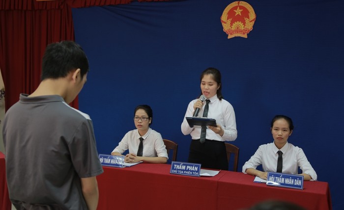 Một phiên tòa giả định do các sinh viên Luật trường Đại học Duy Tân tổ chức công phu, gắn liền với ứng dụng thực tiễn. Ảnh: AN