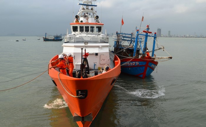 Tàu SAR 412 lai dắt tàu cá cùng sáu ngư dân gặp nạn trên vùng biển Hoàng Sa vào bờ sáng ngày 3/1. Ảnh: AN