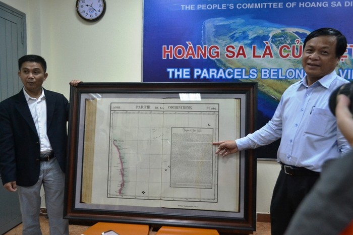 Ông Trần Thắng (trái) trao tặng bản đồ cho UBND huyện đảo Hoàng Sa (Đà Nẵng). Ảnh: An Nguyên
