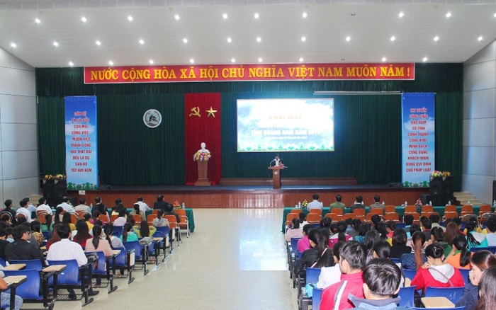 Hàng ngàn người tham dự kỳ thi tuyển dụng công chức tại Quảng Nam. Ảnh: CTV