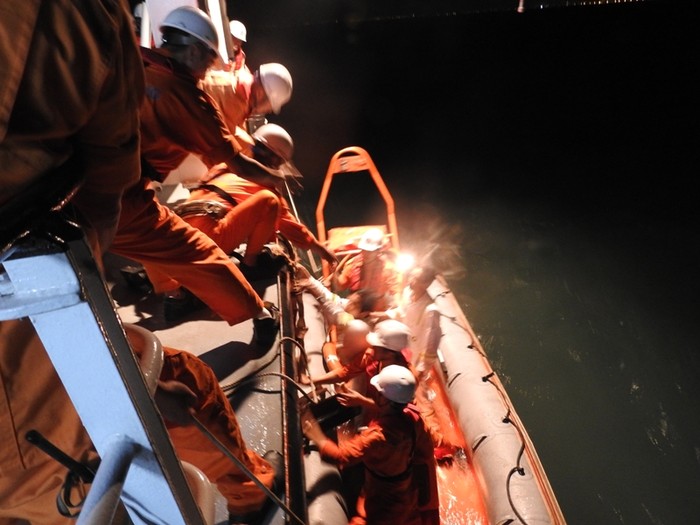 Lực lượng cứu nạn di chuyển các thuyền viên từ tàu hàng của Anh sang tàu SAR 412. Ảnh: Danang MRCC