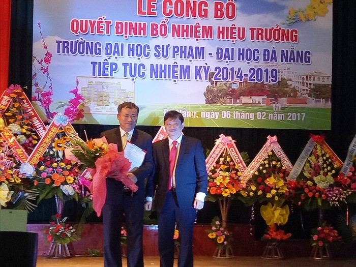 Ông Đặng Việt Dũng - Phó Chủ tịch UBND thành phố Đà Nẵng (bên phải) chúc mừng tân hiệu trưởng trường đại học sư phạm Đà Nẵng. Ảnh: PT