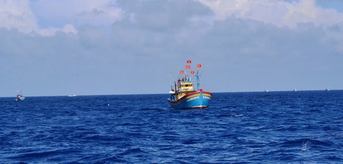 Tàu cá ngư dân Việt vừa tham gia đánh bắt vừa bảo vệ chủ quyền trên vùng biển Hoàng Sa. Ảnh chụp năm 2014 trong sự kiện Trung Quốc kéo dàn khoan HD-981 xuống vùng biển Việt Nam.