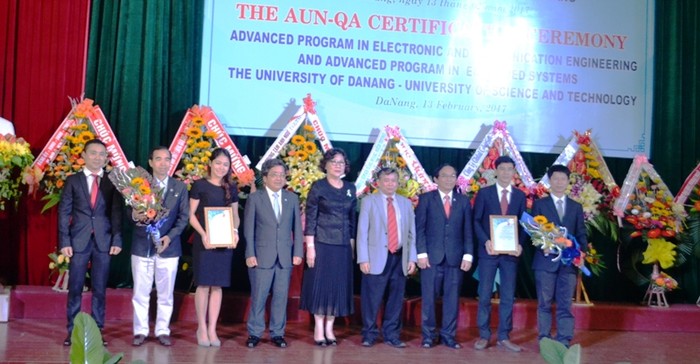 Trao chứng nhận kiểm định chất lượng giáo dục theo tiêu chuẩn đánh giá AUN-QA cho Đại học Bách Khoa Đà Nẵng. Ảnh: An Nguyên