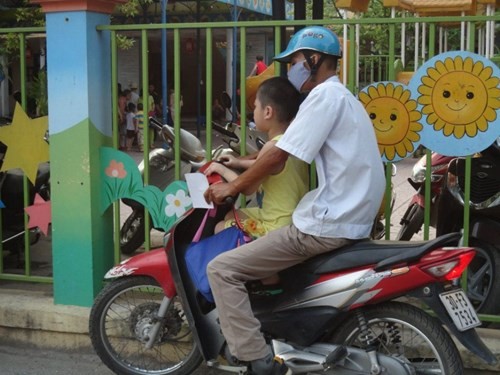 Đà Nẵng yêu cầu các Trường mầm non có khu để xe cho phụ huynh riêng, không đi ngang qua khu vui chơi của trẻ. Ảnh: giaoduc.net.vn