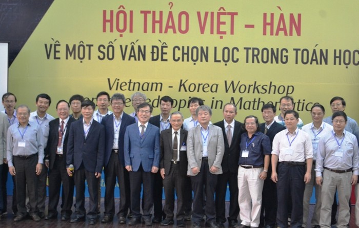 Các nhà toán học Việt Nam - Hàn Quốc cùng chia sẻ những ý tưởng, kết quả nghiên cứu. Ảnh: An Nguyên