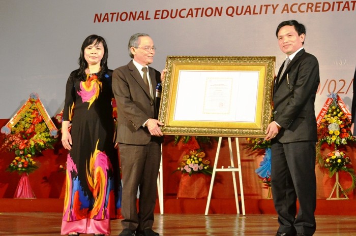 Trao chứng nhận đạt kiểm định chất lượng giáo dục cho trường đại học Duy Tân. Ảnh: An Nguyên