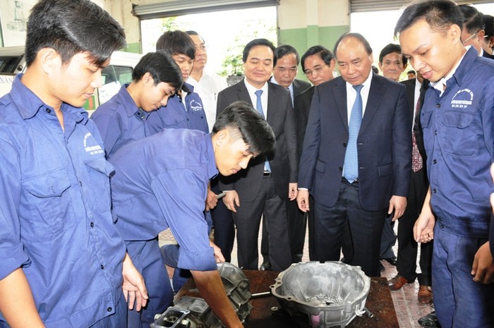 Thủ tướng Nguyễn Xuân Phúc cùng đoàn công tác của Chính phủ đến thăm khu thực hành của Đại học Bách khoa Đà Nẵng. Ảnh: AN