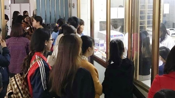 Hàng trăm giáo viên ở Quảng Ninh đã tập trung trước cổng bệnh viện để chờ hiến máu cứu học sinh là hình ảnh gây xúc động mạnh mẽ trong xã hội. Ảnh: thanhnien.vn