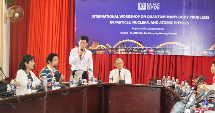Phó GS.TS Nguyễn Quang Hưng (Viện nghiên cứu và phát triển công nghệ cao – Đại học Duy Tân) điều hành hội nghị vật lý hạt nhân 2017. Ảnh: TT