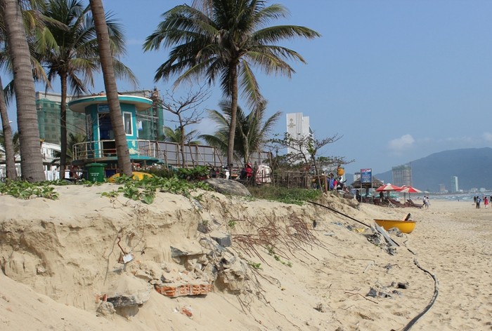 Tình trạng sạt lở đang đe dọa nhiều km bờ biển Đà Nẵng.