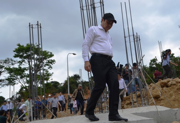 Chủ tịch Ủy ban nhân dân thành phố Đà Nẵng Huỳnh Đức Thơ kiểm tra hiện trường vụ xây dựng không phép ở Sơn Trà. Ảnh: TT