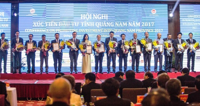 Trao giấy chứng nhận đầu tư cho các doanh nghiệp tại Hội nghị xúc tiến đầu tư Quảng Nam 2017. Ảnh: TT