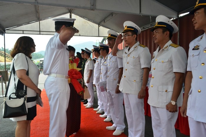 Thuyền trưởng tàu HMNZS TE KAHA chào xã giao hải quân Việt Nam.
