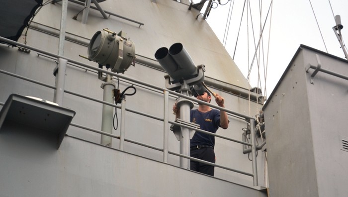 Một người lính đang làm nhiệm vụ trên tàu HMNZS TE KAHA