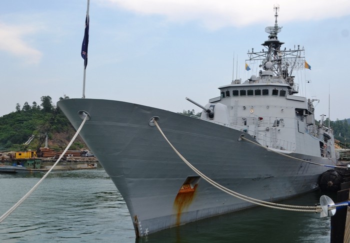 Tàu HMNZS TE KAHA được trang bị hệ thống vũ khí hiện đại cập cảng Đà Nẵng.