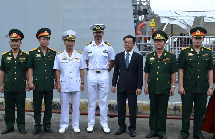 Chụp ảnh cùng chỉ huy tàu HMNZS TE KAHA
