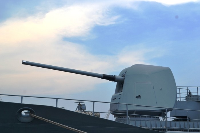 Hệ thống pháo chính được đặt ở mũi tàu
