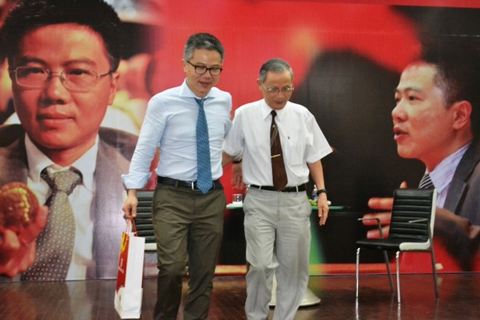 Giáo sư Ngô Bảo Châu và Nhà giáo ưu tú Lê Công Cơ, Hiệu trưởng Trường đại học Duy Tân tại buổi giao lưu với sinh viên. Ảnh: TT
