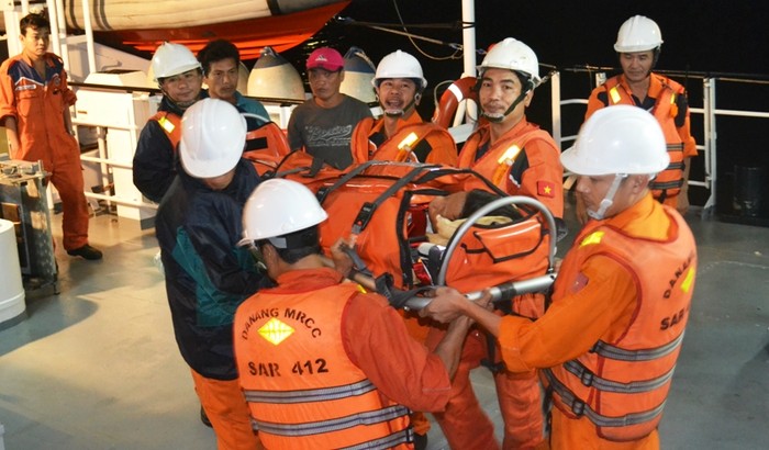 Tàu SAR 412 đưa ngư dân bị nạn trên vùng biển Hoàng Sa vào bờ an toàn. Ảnh: TT