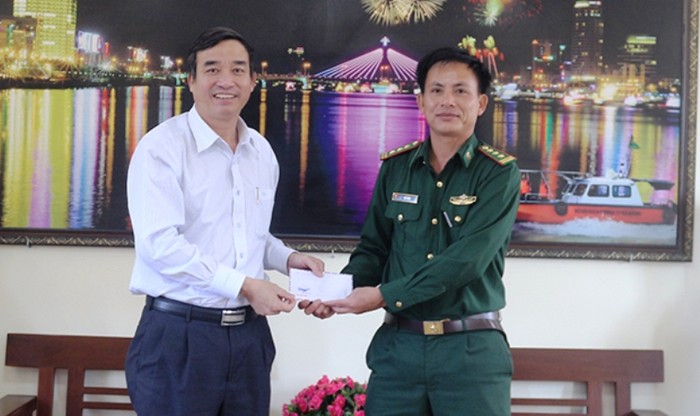 Ông Lê Trung Chinh, Bí thư quận ủy Ngũ Hành Sơn (trái) biểu dương lực lượng biên phòng phá án ma túy. Ảnh: dangbodanang.vn