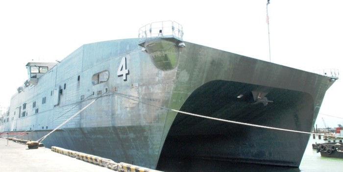Tàu viễn chinh cao tốc của hải quân Hoa Kỳ vừa cập cảng Tiên Sa. Ảnh: TT