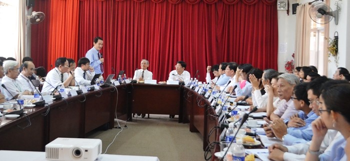 Đại diện chính quyền thành phố Đà Nẵng làm việc với Đại học Duy Tân để lắng nghe, chia sẻ những khó khăn. Ảnh: TT