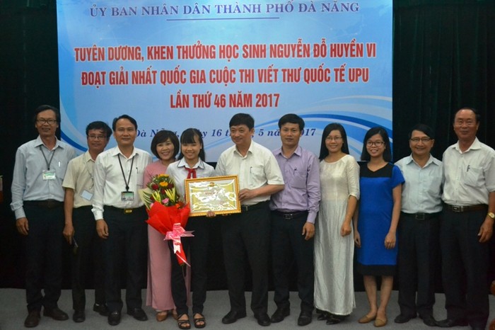 Đà Nẵng khen thưởng học sinh lớp 8 giành giải nhất cuộc thi viết thư UPU lần thứ 46. Ảnh: AN
