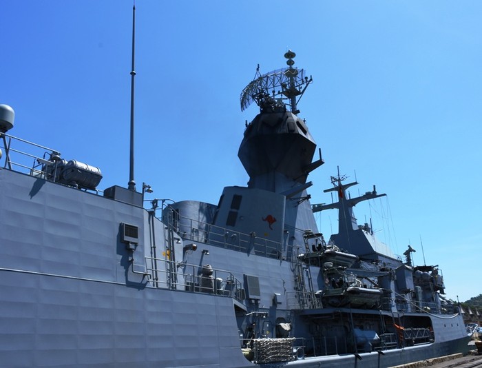 Bên hông tàu HMAS BALLARAT FFH 155 được trang bị các xuống cứu nạn, xuồng chiến đấu