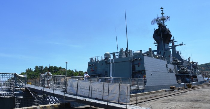 Phía sau đuôi tàu HMAS Ballarat FFH 155 có sàn đáp trực thăng