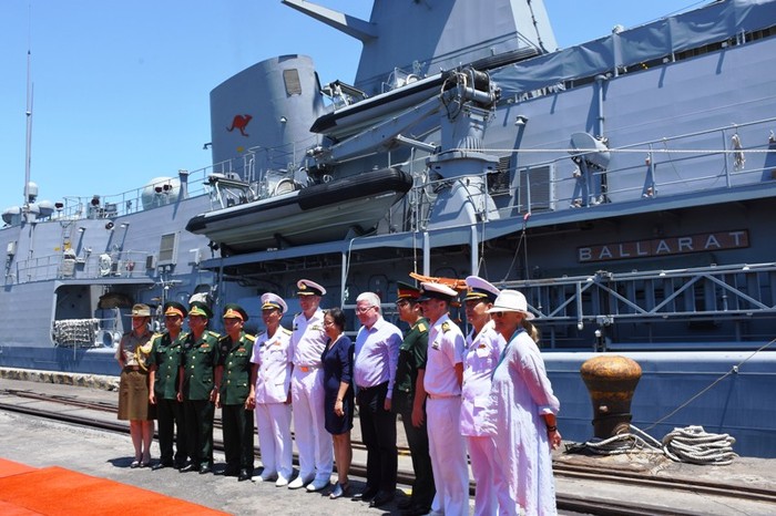 Hải quân hai nước Việt Nam - Úc chụp ảnh chung lưu niệm trước tàu.
