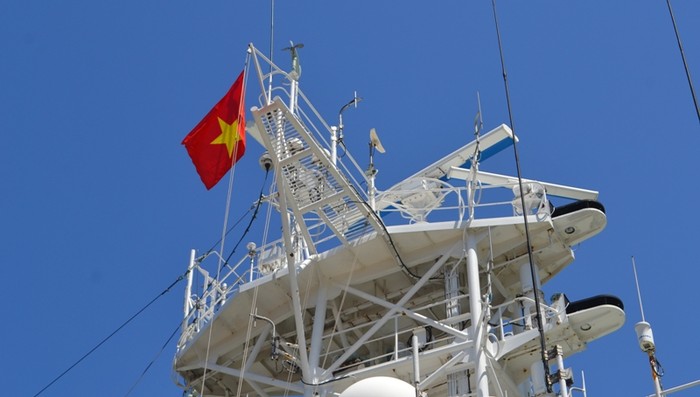 Cờ Việt Nam được treo trên cabin tàu ECHIGO khi cập cảng Đà Nẵng