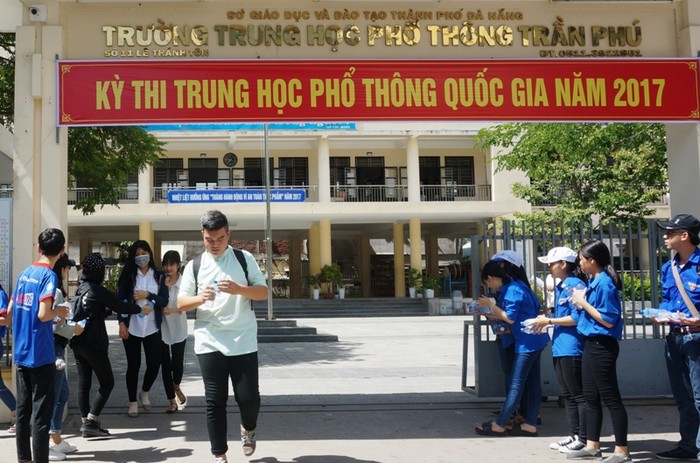 Một thí sinh tại điểm thi trường trung học phổ thông Trần Phú (Đà Nẵng) bị đình chỉ thi do mang điện thoại vào phòng thi. Ảnh: TT