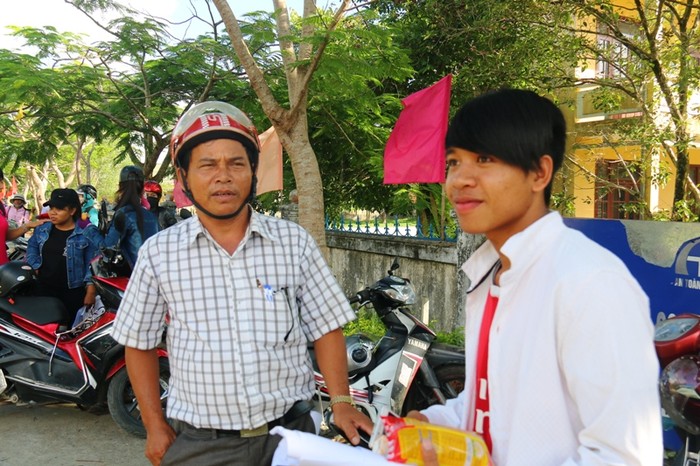 Thí sinh Nguyễn Văn Quý (đội mũ bảo hiểm) tại điểm thi Kim Đồng. Ảnh: TL