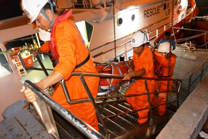 Lực lượng cứu nạn cấp cứu ngư dân bị đau nặng trên vùng biển Hoàng Sa. Ảnh: Danang MRCC