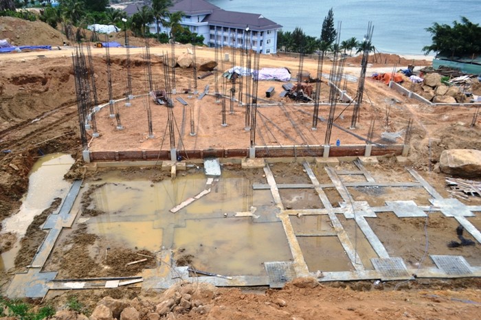 Việc xây dựng 40 móng biệt thự không phép ở Sơn Trà đang có nguy cơ bị sạt lở khi mùa mưa đến. Ảnh: TT
