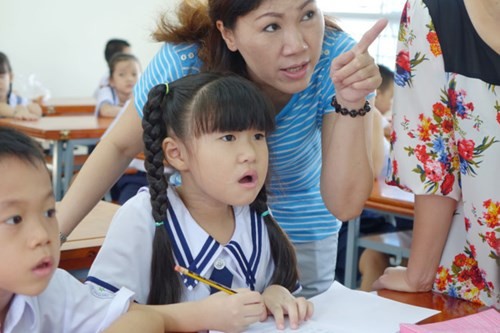 Nhiều phụ huynh băn khoăn trước việc có nên cho con học chữ trước khi vào lớp 1 hay không? (Ảnh minh họa trên giaoduc.net.vn)