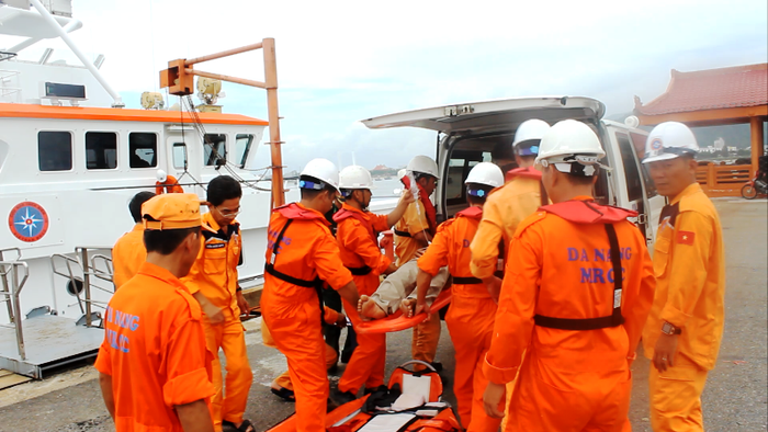 Cứu nạn ngư dân trên vùng biển Hoàng Sa. Ảnh: Danang MRCC