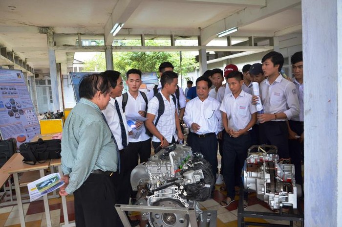 Sinh viên Việt Nam được đánh giá tốt về chuyên môn nhưng yếu về ngoại ngữ và kỹ năng mềm. (Trong ảnh: Thứ trưởng Bùi Văn Ga thăm một công trình sáng chế của sinh viên Đại học Bách Khoa Đà Nẵng. Ảnh: TT)