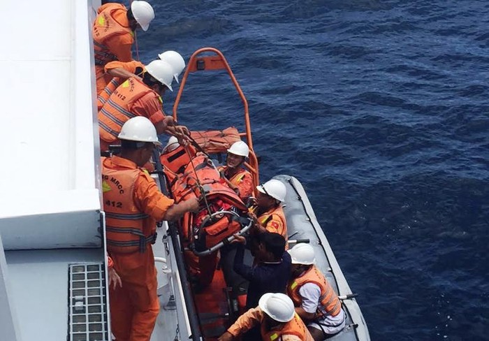Ngư dân gặp nạn trên biển được lực lượng cứu nạn của Danang MRCC ứng cứu. Ảnh: Danang MRCC