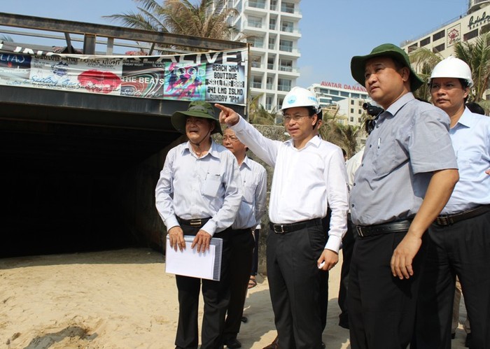 Bí thư Thành ủy Đà Nẵng Nguyễn Xuân Anh đi kiểm tra tình hình ô nhiễm, sạt lở dọc bãi biển Đà Nẵng. Ảnh: TT