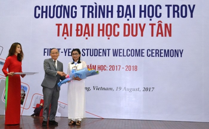 Trao suất học bổng trị giá 454 triệu đồng cho thủ khoa của chương trình Đại học Troy tại Duy Tân. Ảnh: TT
