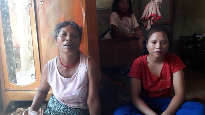 Bà Hồ Thị Phro kể về con gái mình đã khó khăn như thế nào khi bỏ học để đi làm.