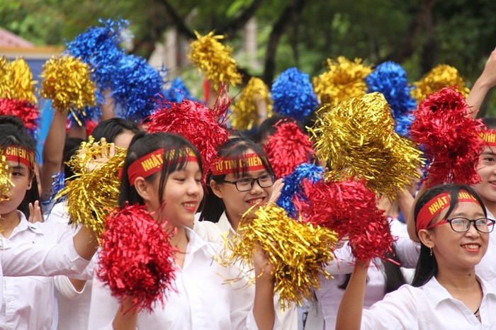 Các bạn học cùng trường của Minh cổ vũ.