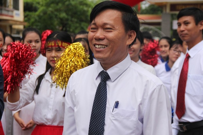 Thầy Nguyễn Khoa Xưng Hiệu trưởng trường Hải Lăng: “Chúng tôi rất tự hào về em Minh”