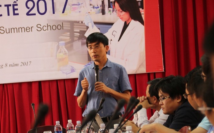 Phó Giáo sư Dương Quang Trung chia sẻ những kinh nghiệm về phát triển công nghệ. Ảnh: TT
