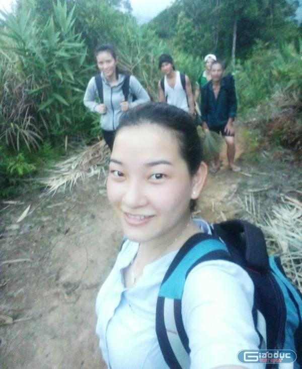 Cô giáo Nguyễn Việt Thảo trên đoạn đường rừng đi bộ hàng cây số lên điểm trường Răng Dí, Thôn 4 (xã Trà Cang, Nam Trà My).
